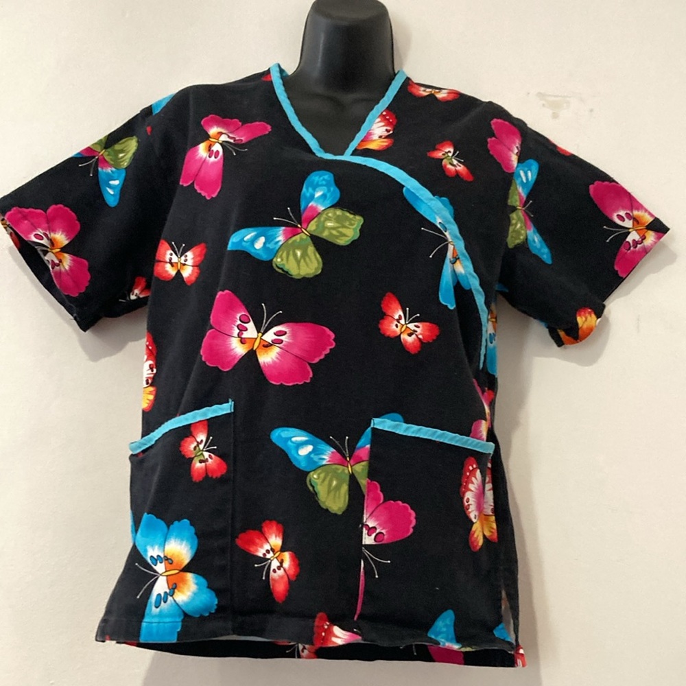Beautiful Bold Butterfly Colors Details Scrub Top. Excellent preloved condition